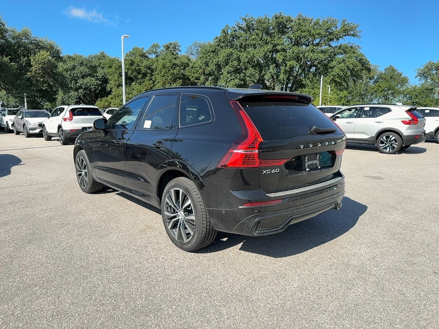 2023 Volvo XC60 B5 Plus photo 4