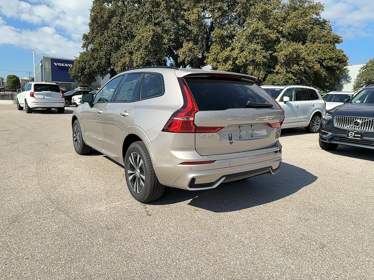 2025 Volvo XC60 Hybrid T8 Core photo 3
