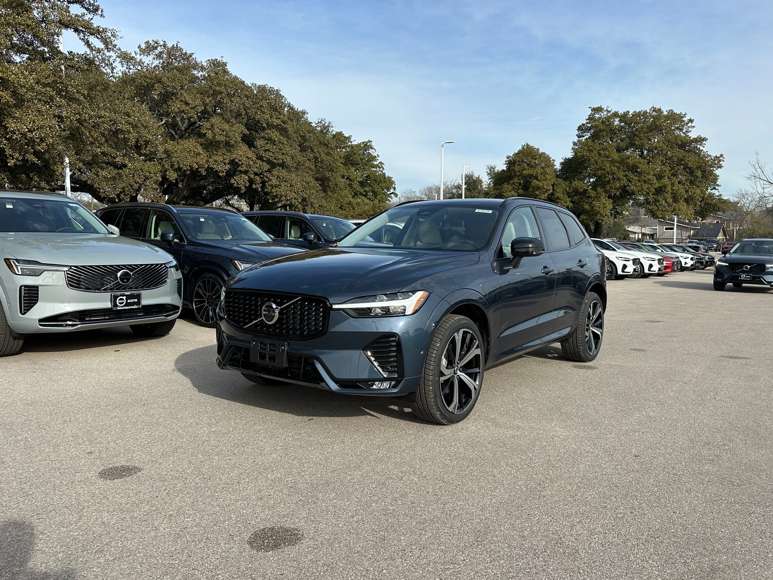 2025 Volvo XC60 B5 photo 2