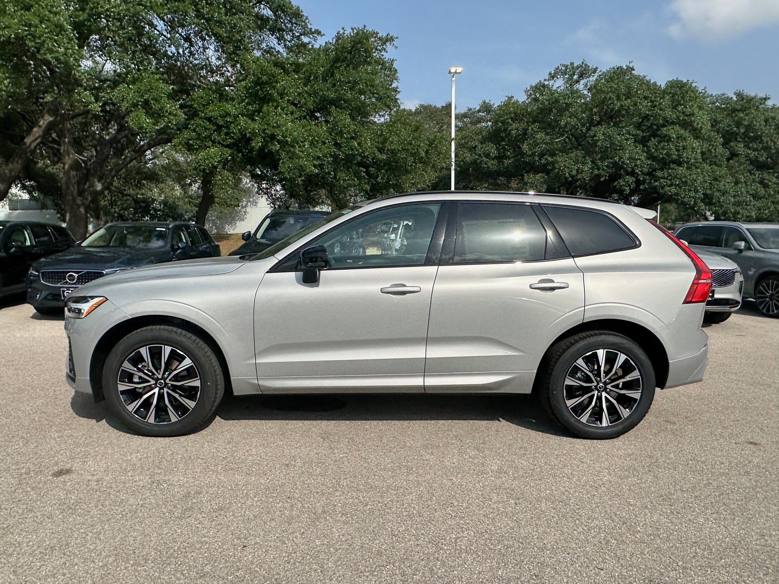 2025 Volvo XC60 B5 Core photo 3