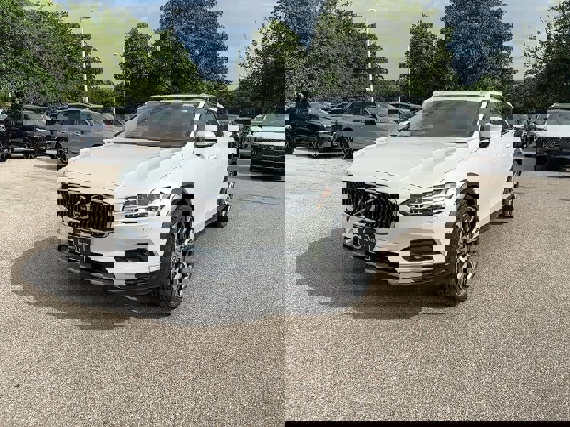 2025 Volvo V90 Cross Country B6 photo 2