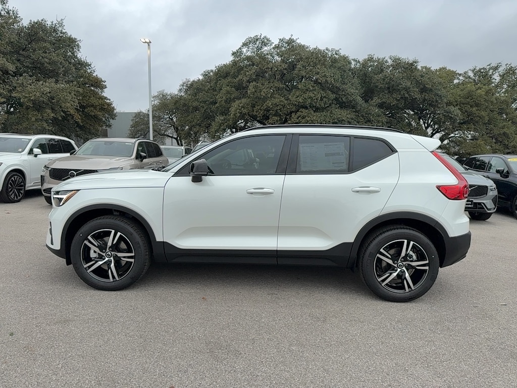 New 2026 Volvo XC40 B4 Core SUV