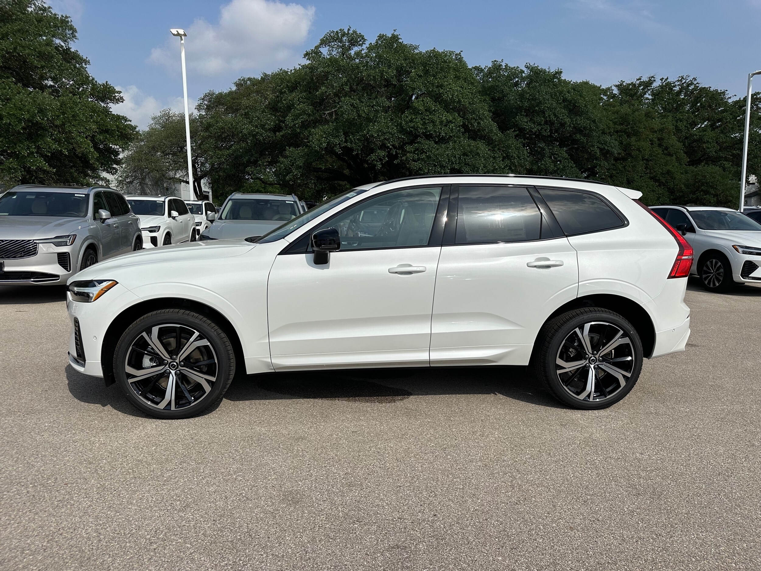 2025 Volvo XC60 B5 photo 2
