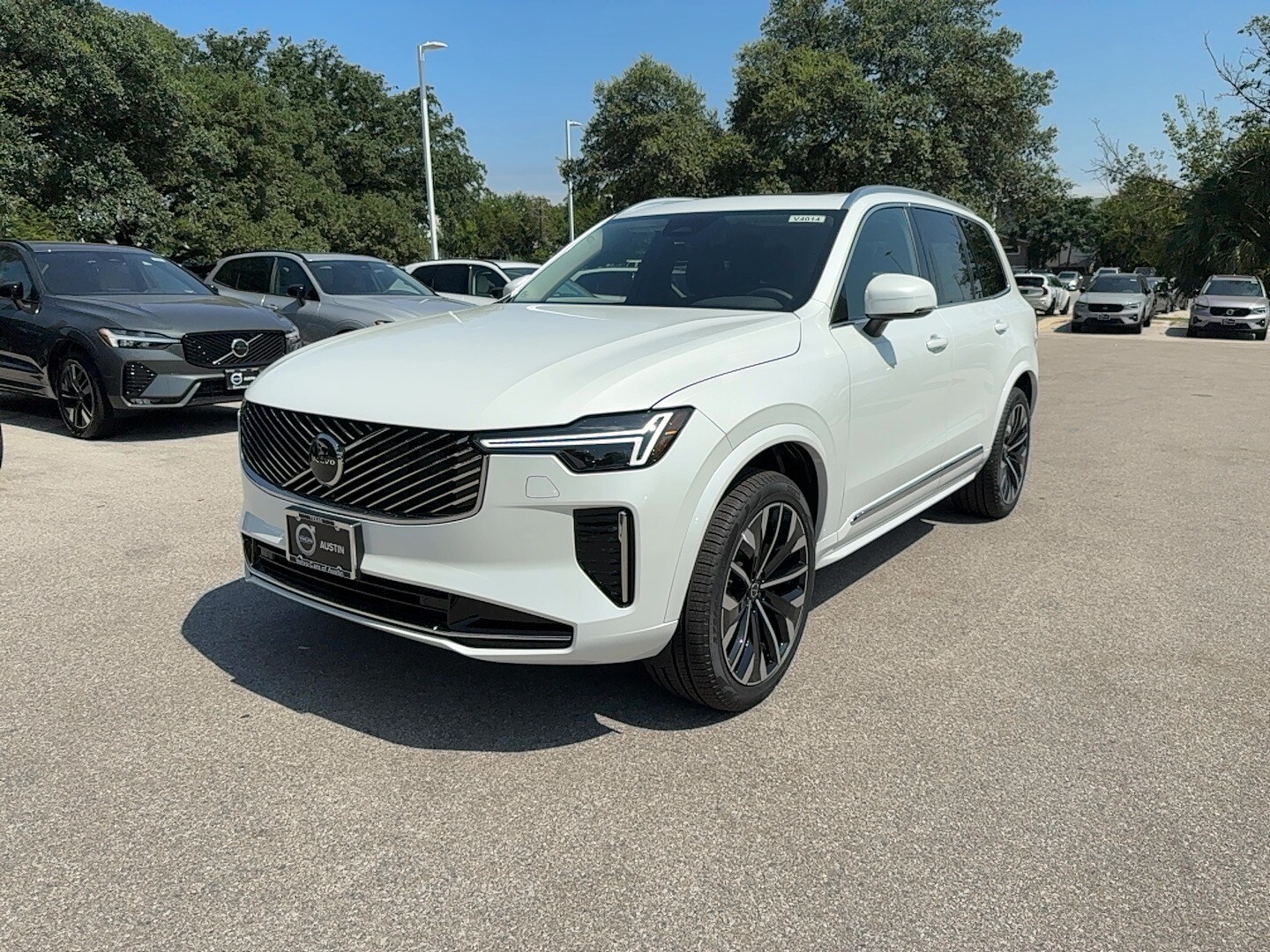 2025 Volvo XC90 Core photo 2