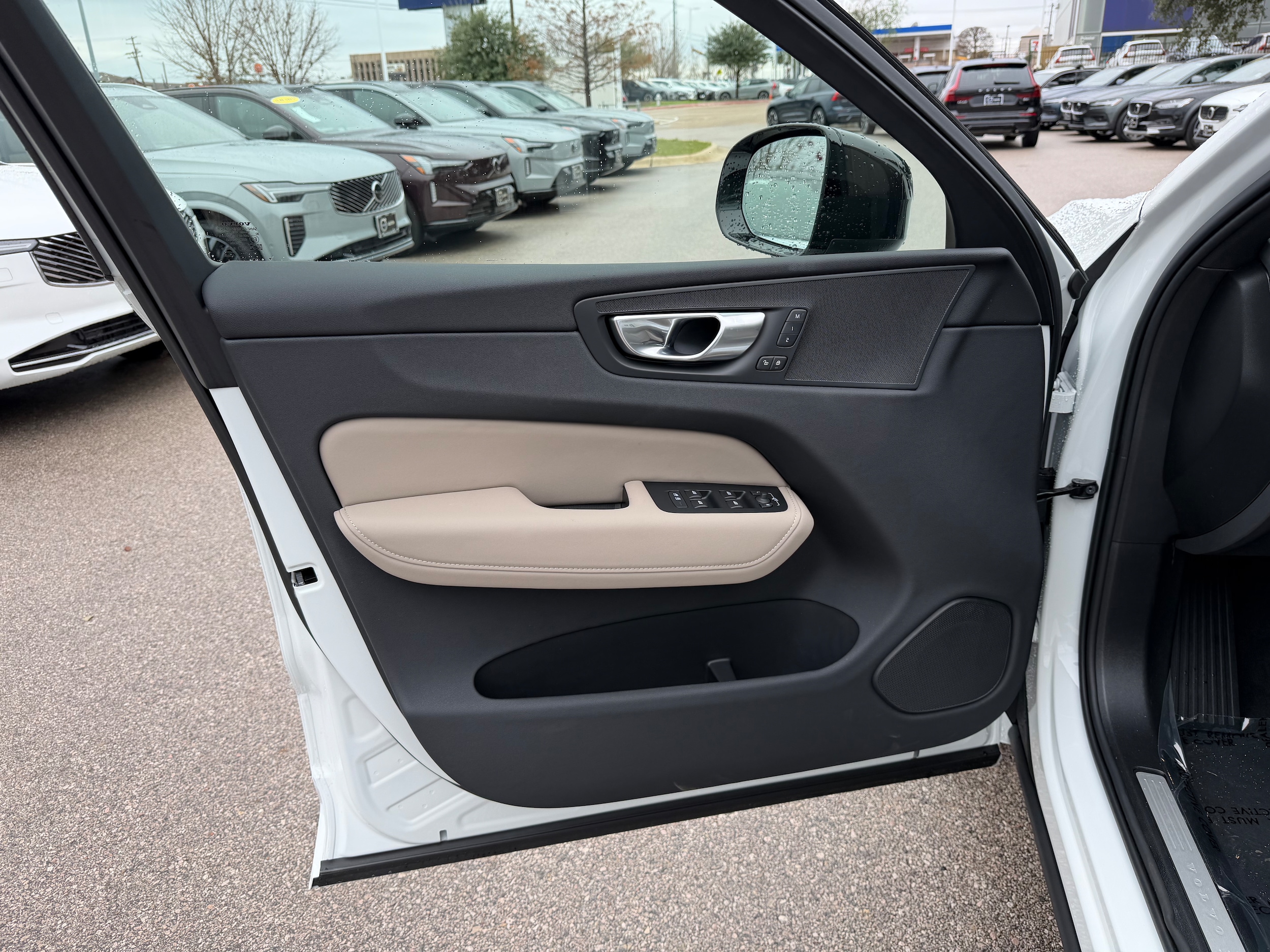2026 Volvo XC60 Plus - Photo 16