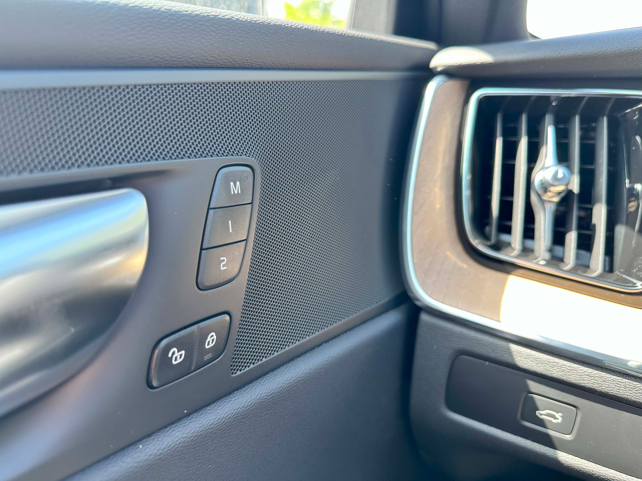 2026 Volvo XC60 Plus - Photo 18