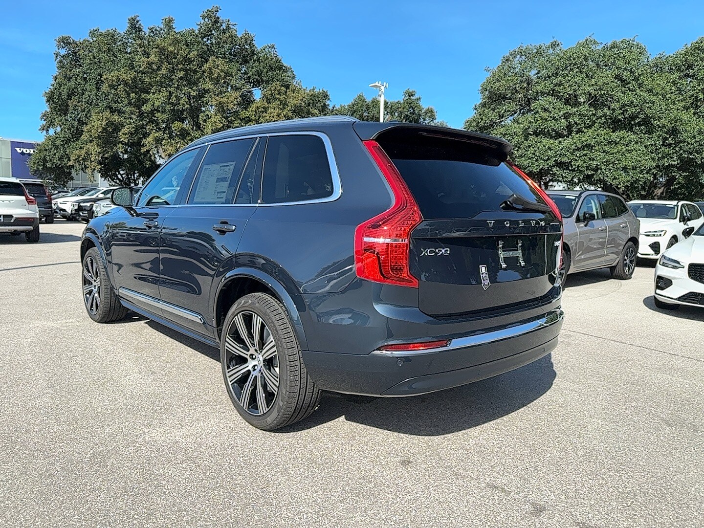 2025 Volvo XC90 Core T8 AWD photo 2