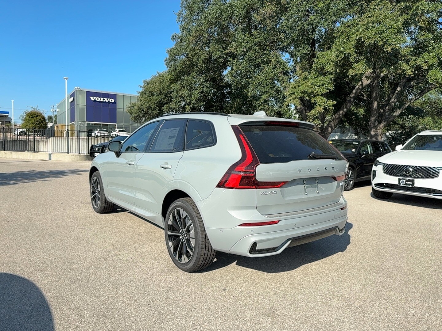 2026 Volvo XC60 Plus B5 photo 4