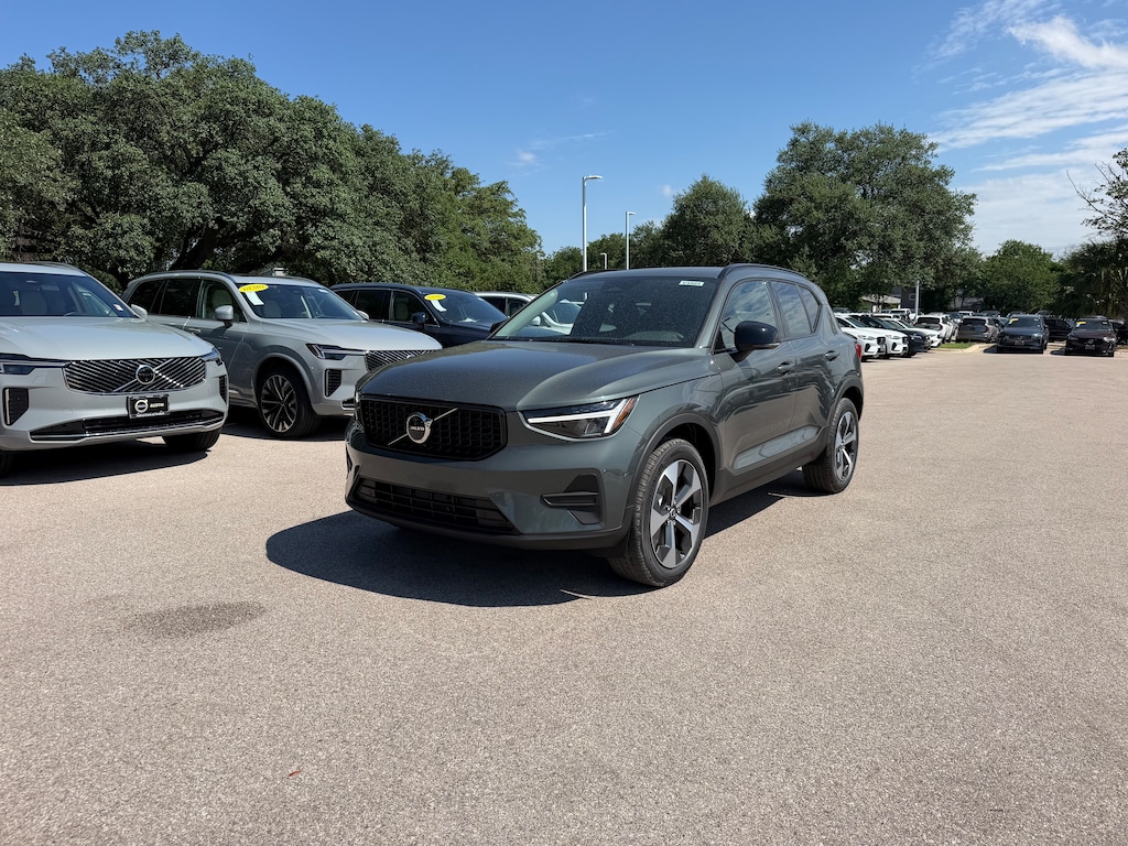 New 2026 Volvo XC40 B5 Core SUV