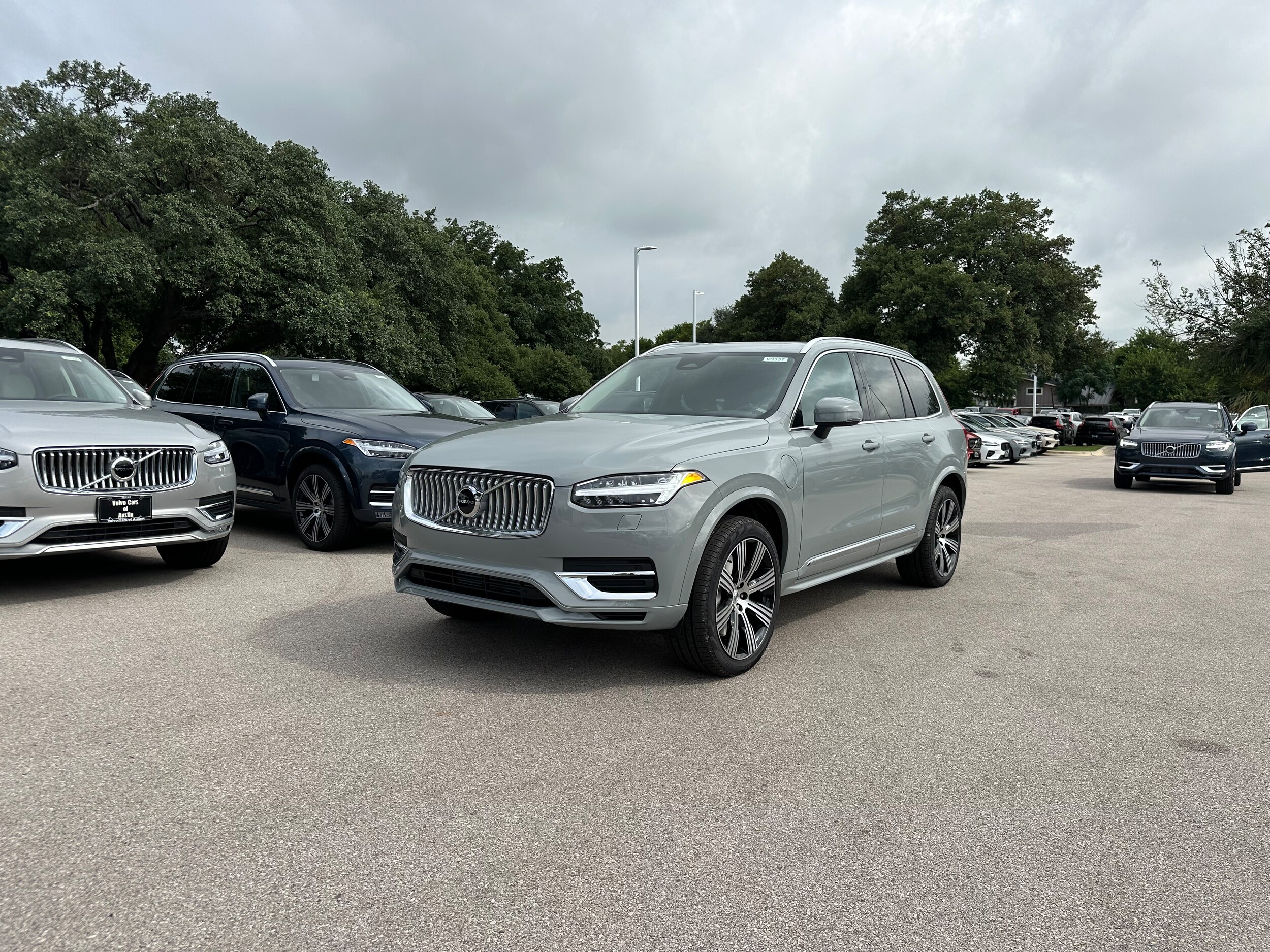 2025 Volvo XC90 Core T8 AWD photo 2