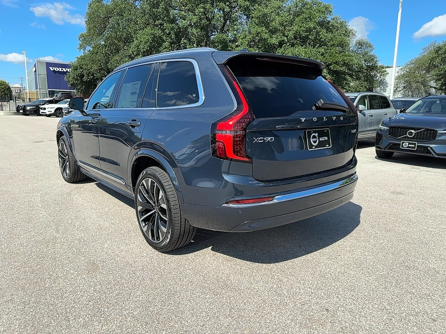 2025 Volvo XC90 Core T8 photo 4