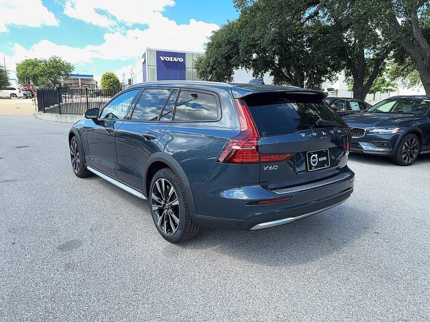 2025 Volvo V60 Cross Country B5 photo 3