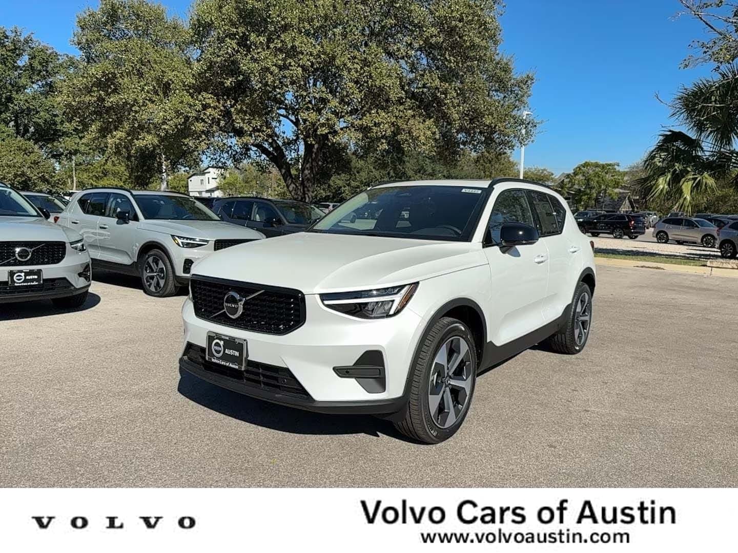 2026 Volvo XC40 Core's photo