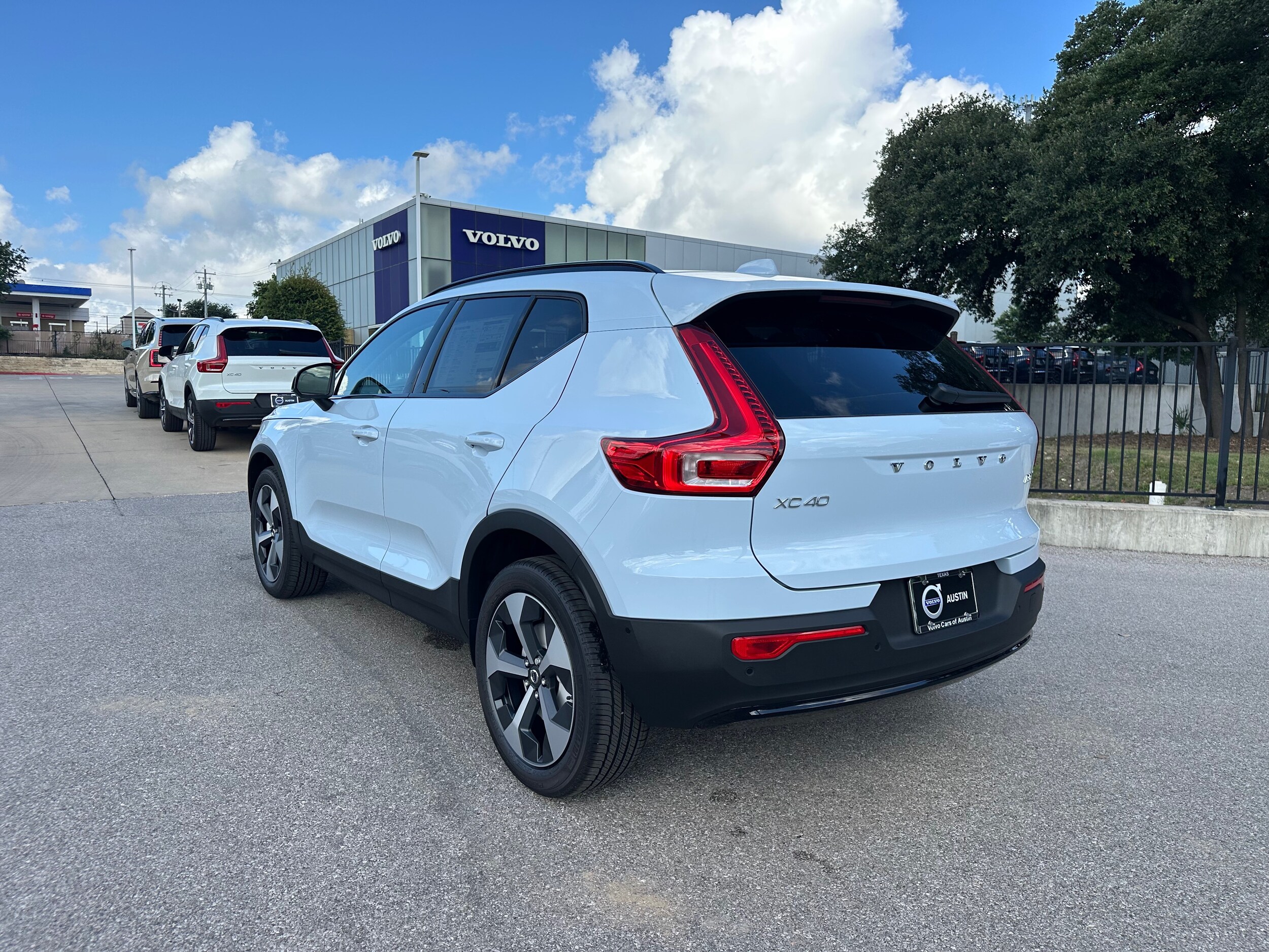 2026 Volvo XC40 Plus AWD photo 2