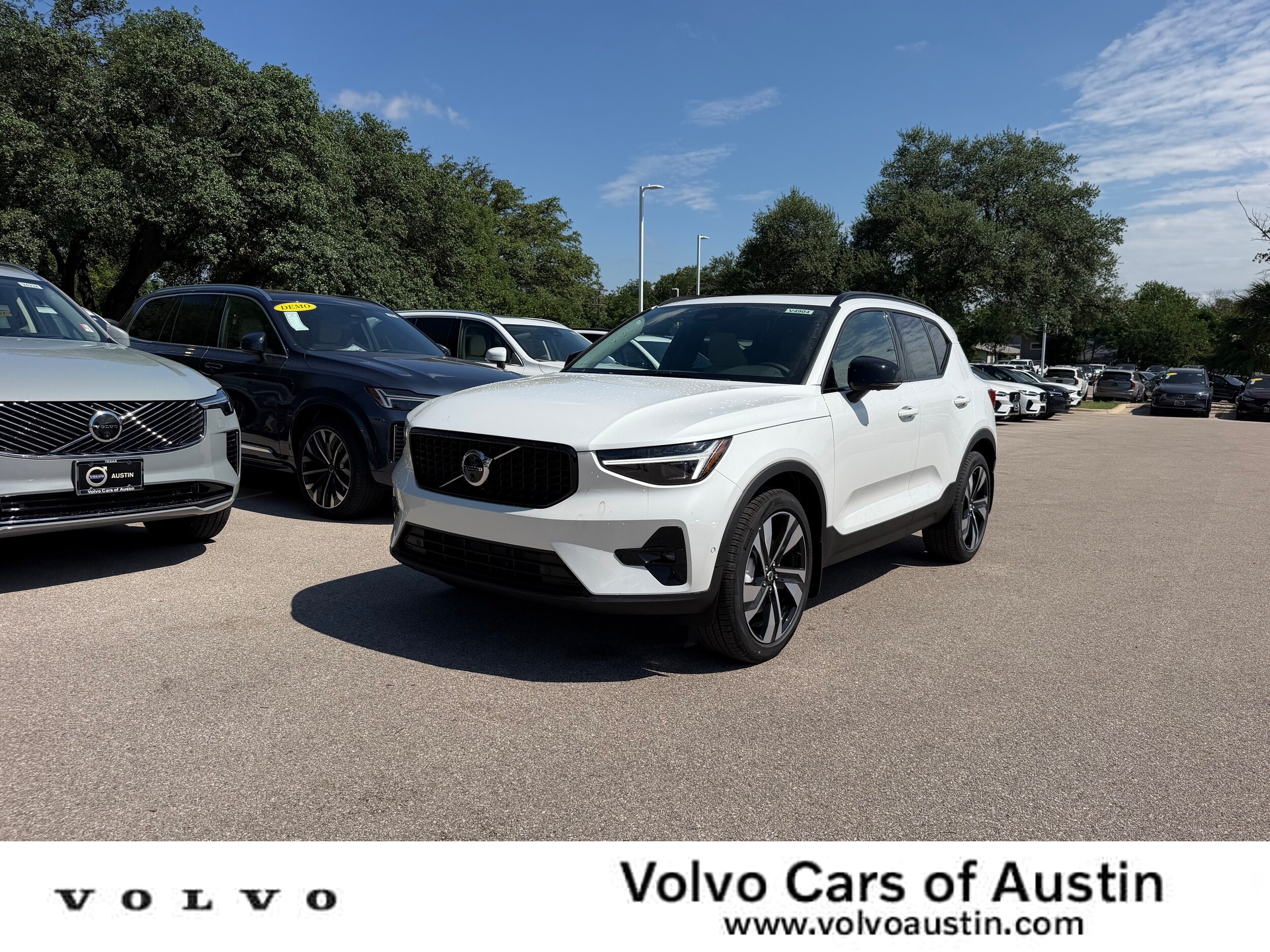 2026 Volvo XC40 B5 Plus Dark AWD's photo