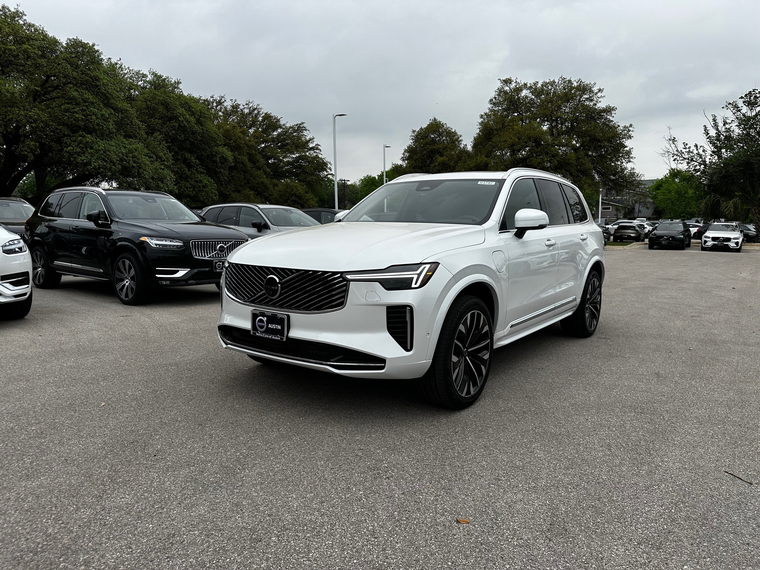 2025 Volvo XC90 T8 Plus photo 2