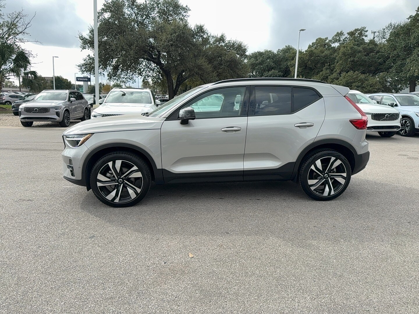 2025 Volvo XC40 Plus photo 3