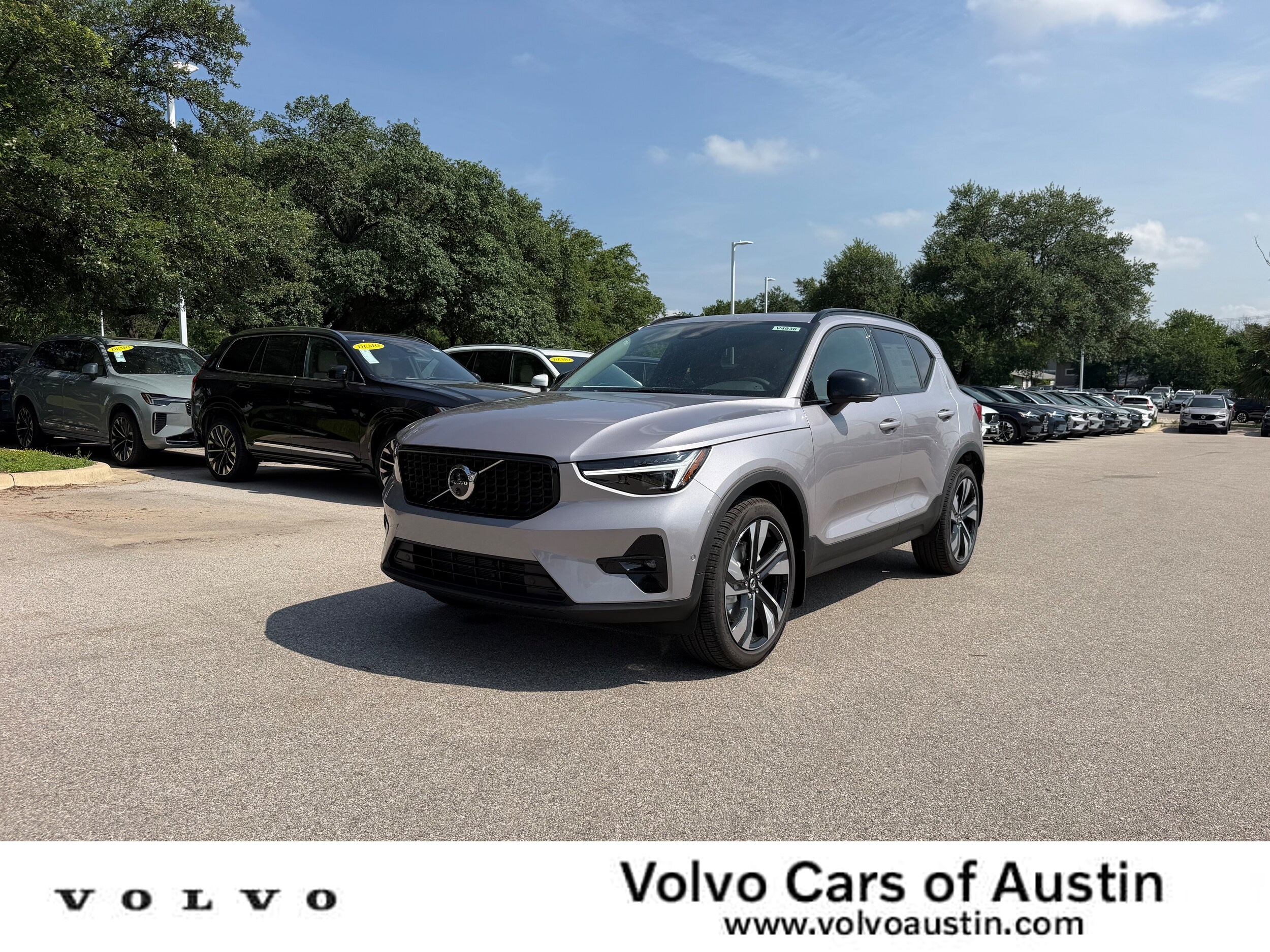 2026 Volvo XC40 B5 Ultra Dark AWD's photo