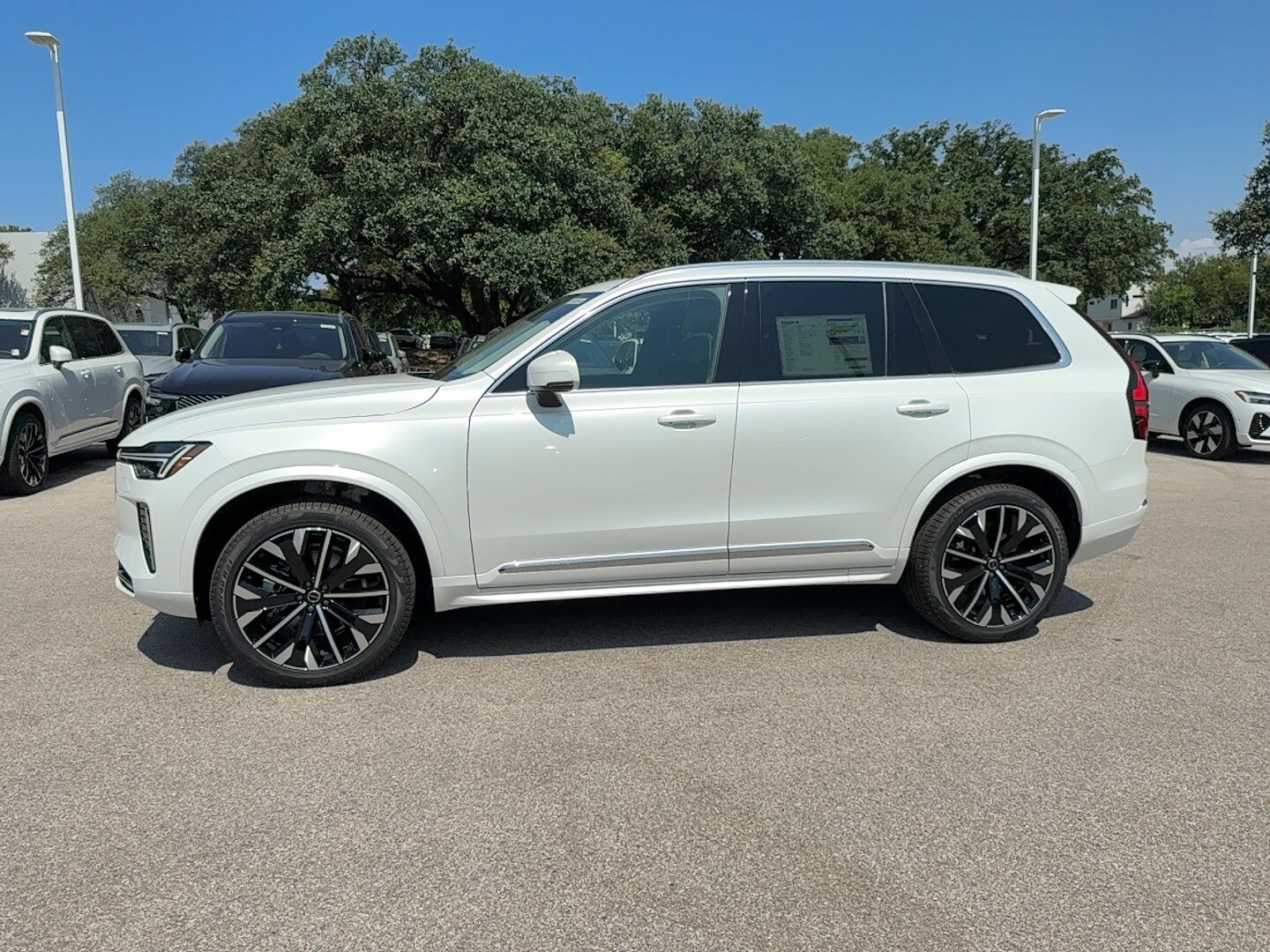 2025 Volvo XC90 Core photo 3