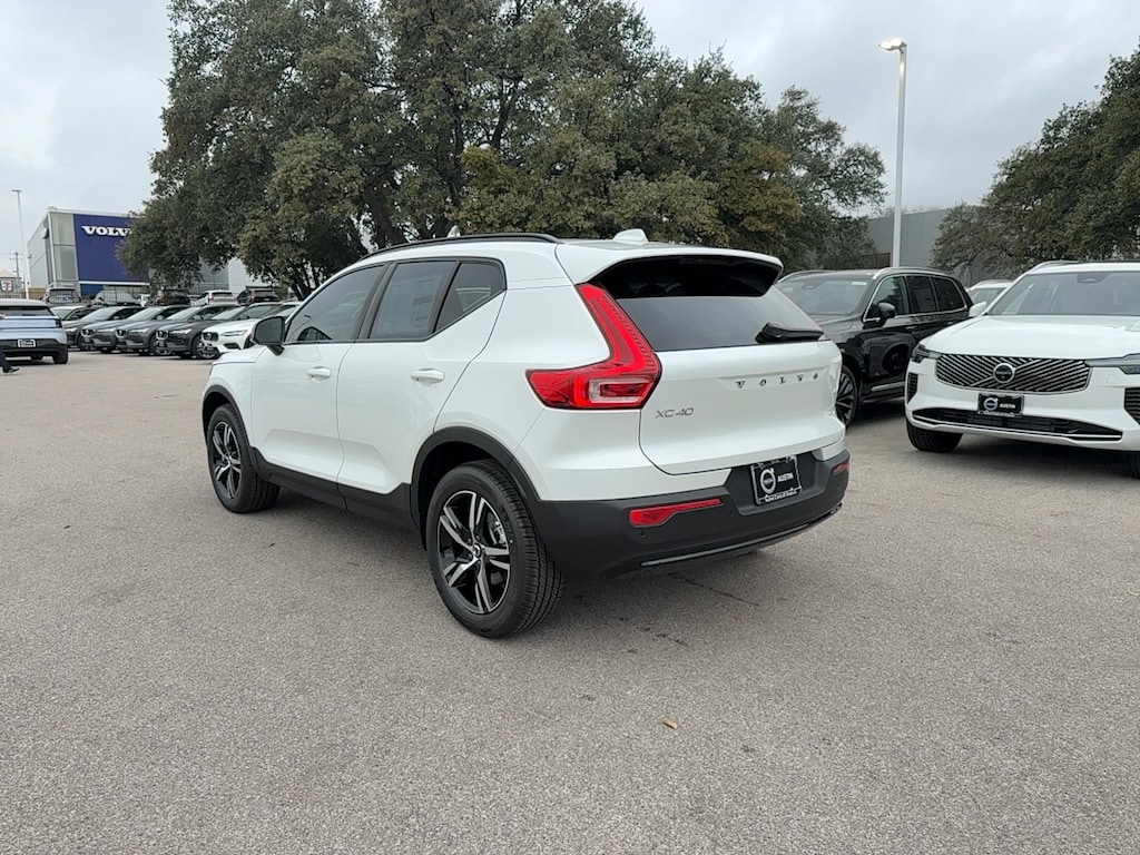 New 2026 Volvo XC40 B4 Core SUV