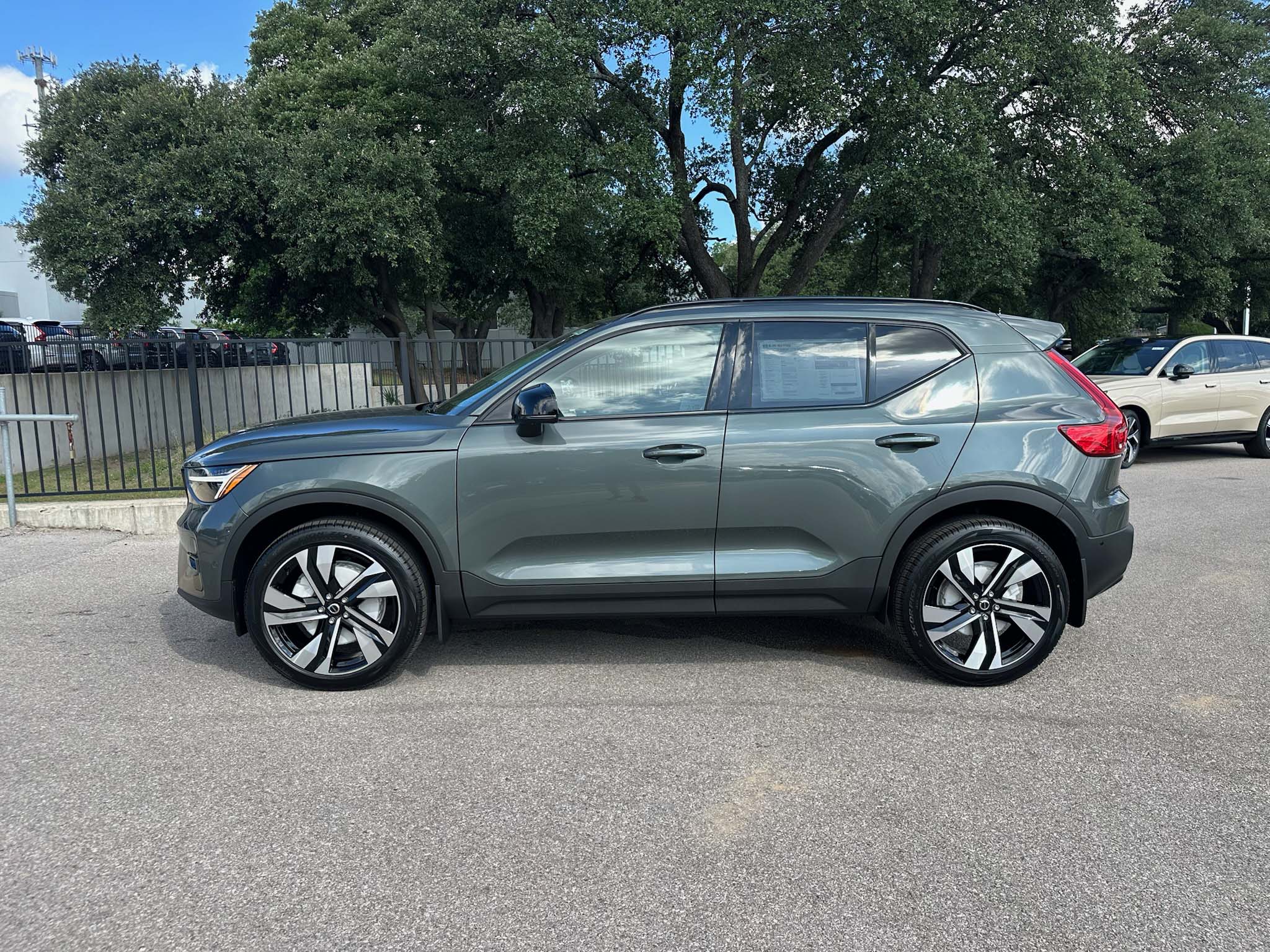 2026 Volvo XC40 AWD photo 3