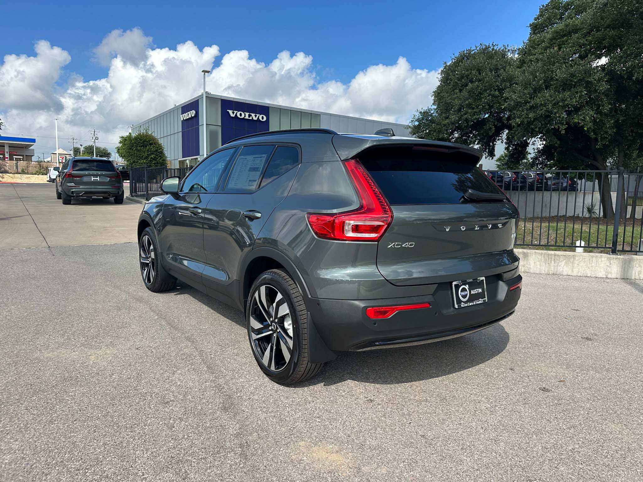 2026 Volvo XC40 AWD photo 4