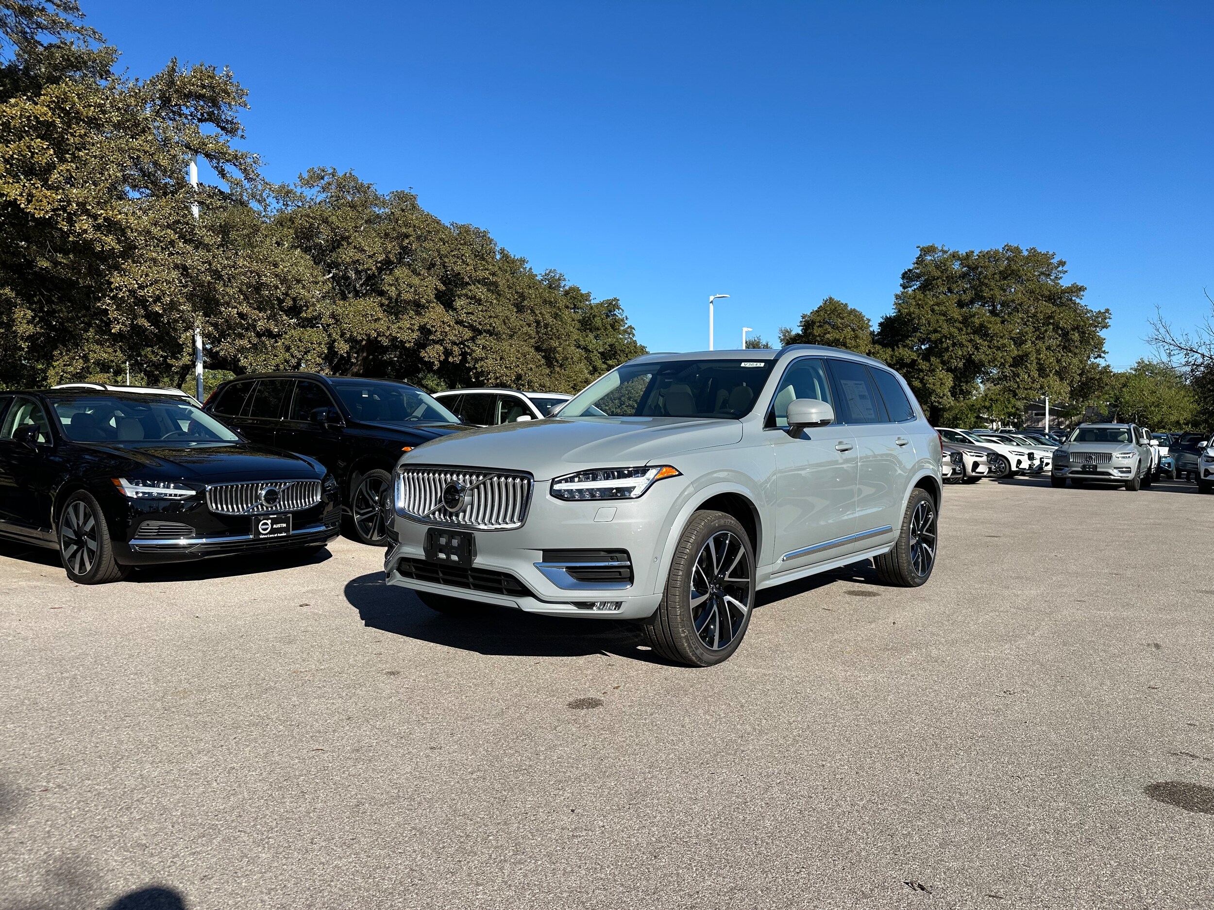 2025 Volvo XC90 Plus AWD photo 2