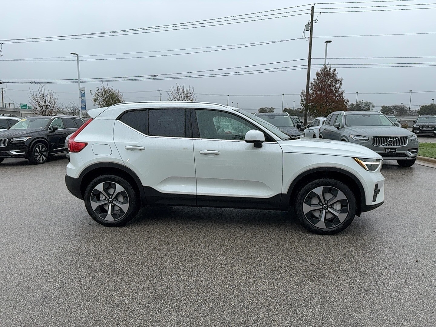 2025 Volvo XC40 Core photo 4