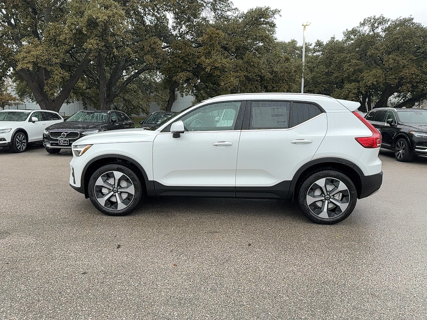 2025 Volvo XC40 Core photo 3