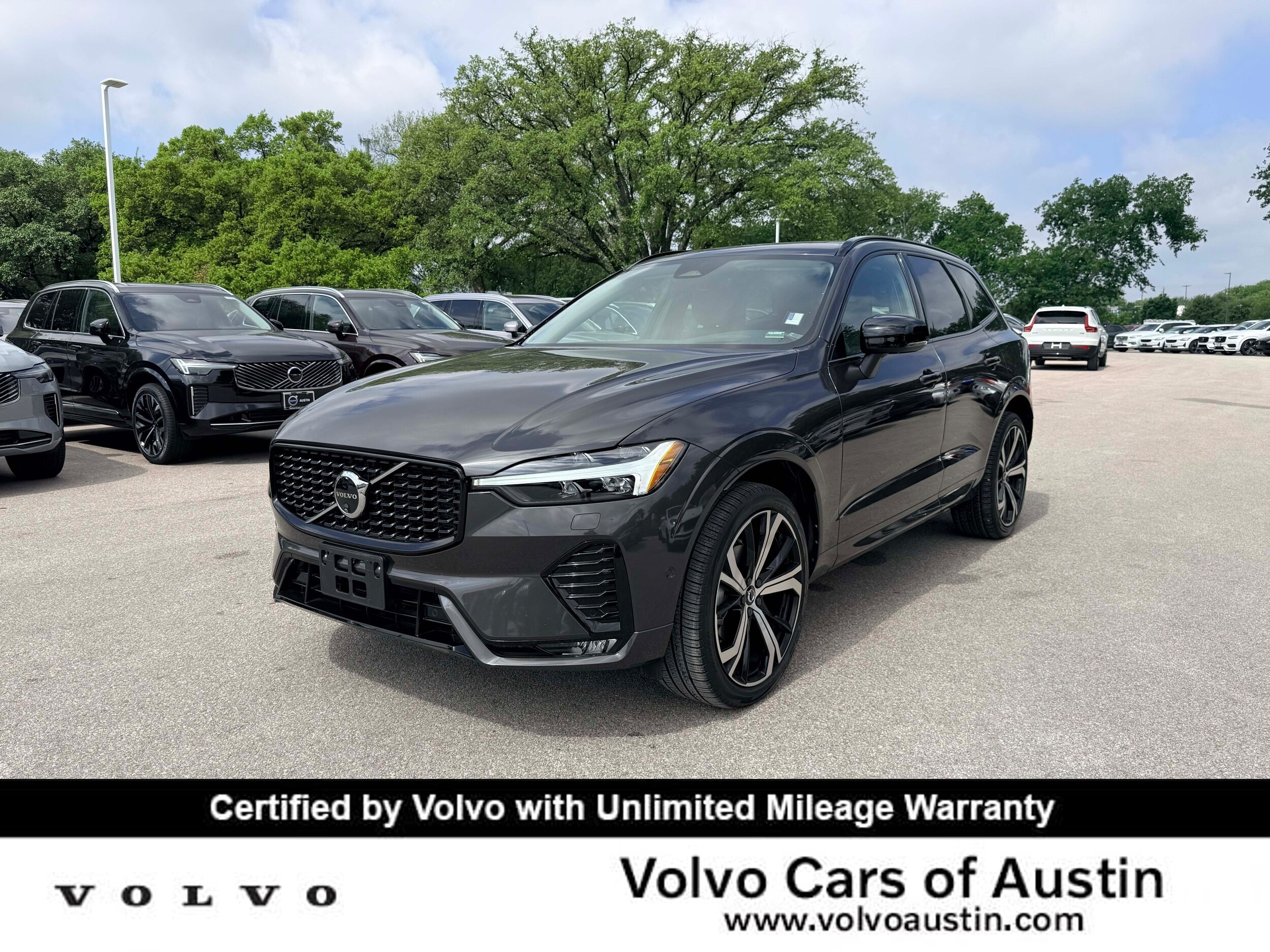 2024 Volvo XC60 B5 Ultimate Dark Theme AWD's photo