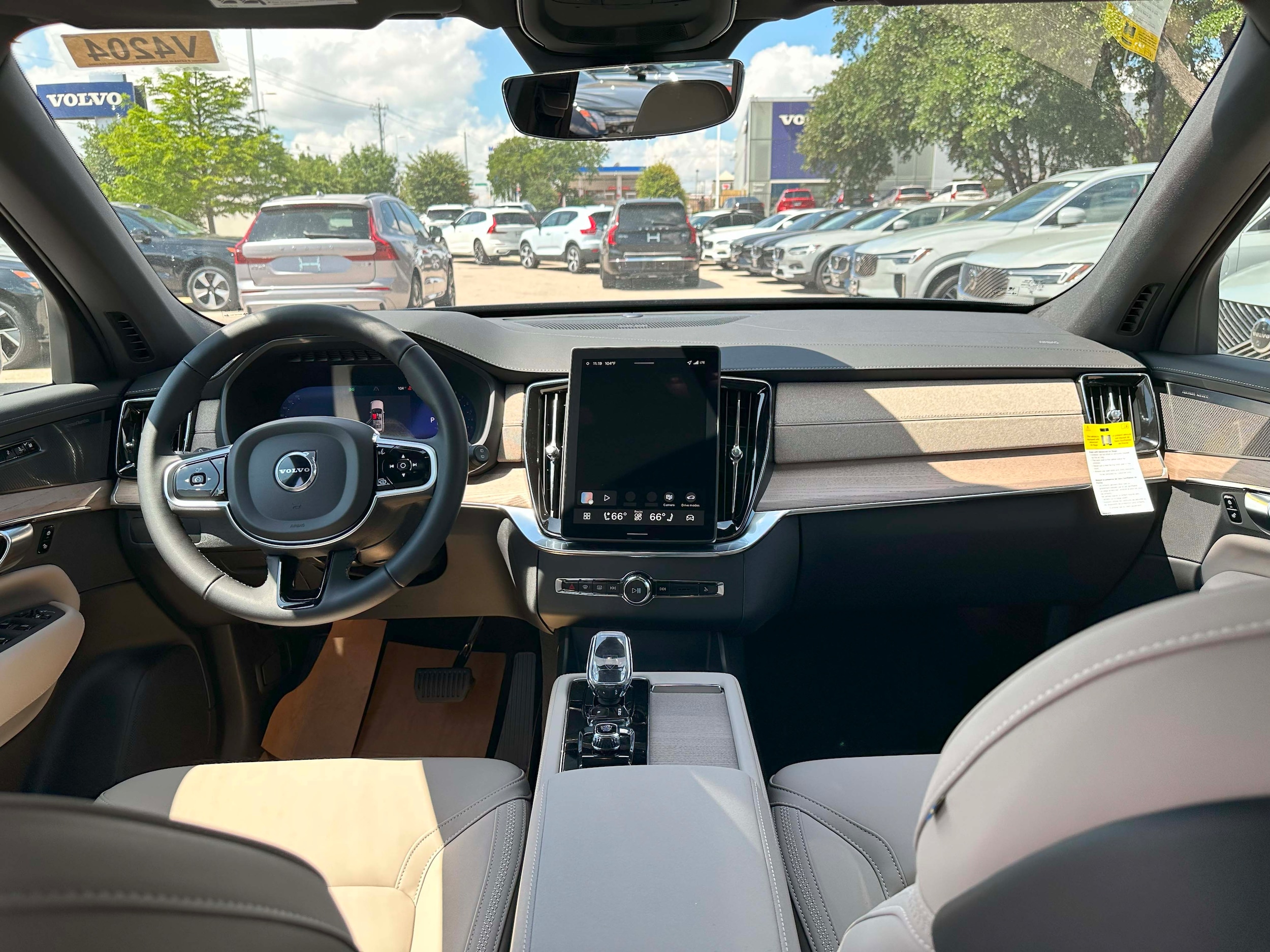 2026 Volvo XC90 Plus - Photo 18