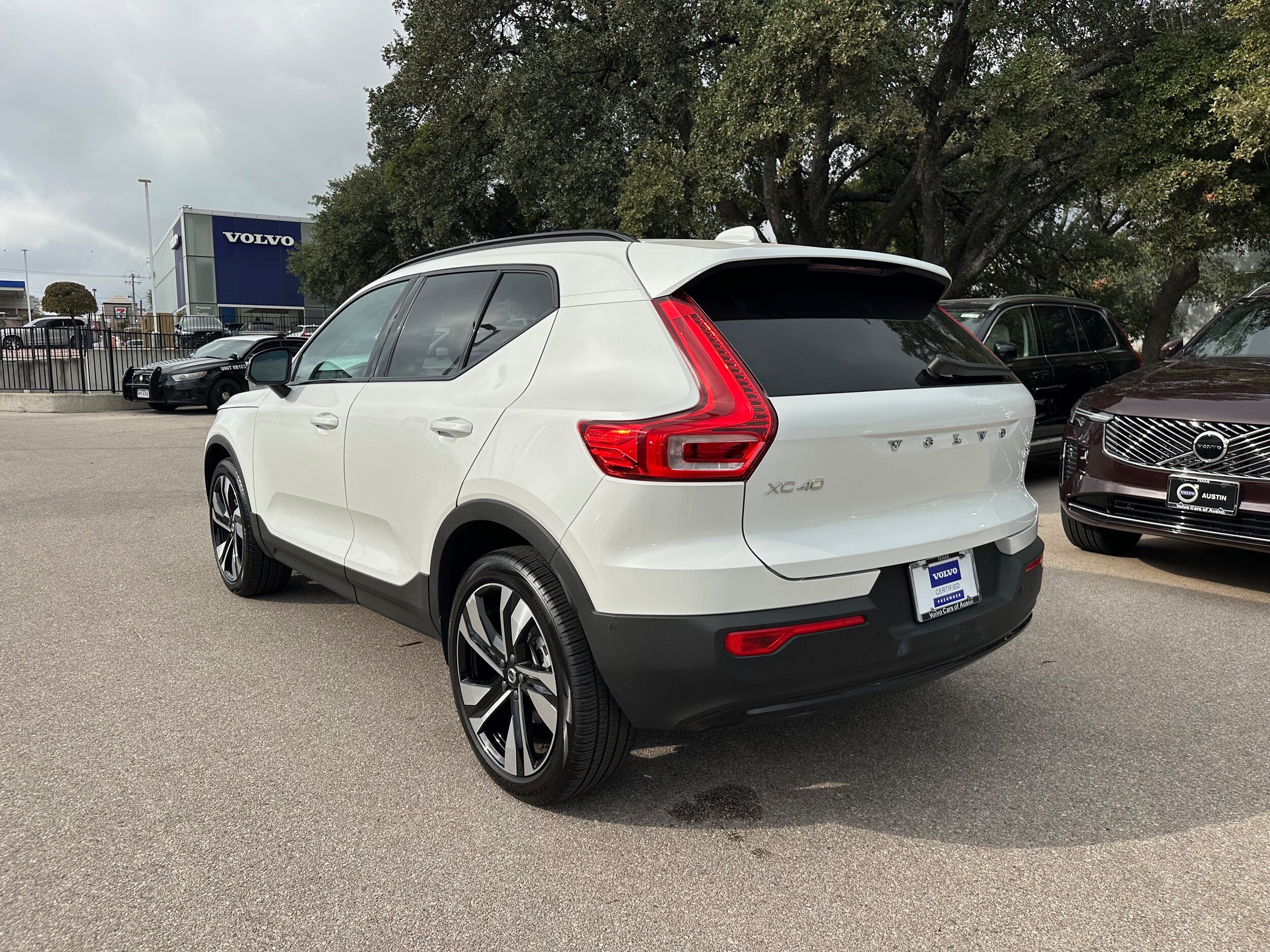 2025 Volvo XC40 Plus photo 2