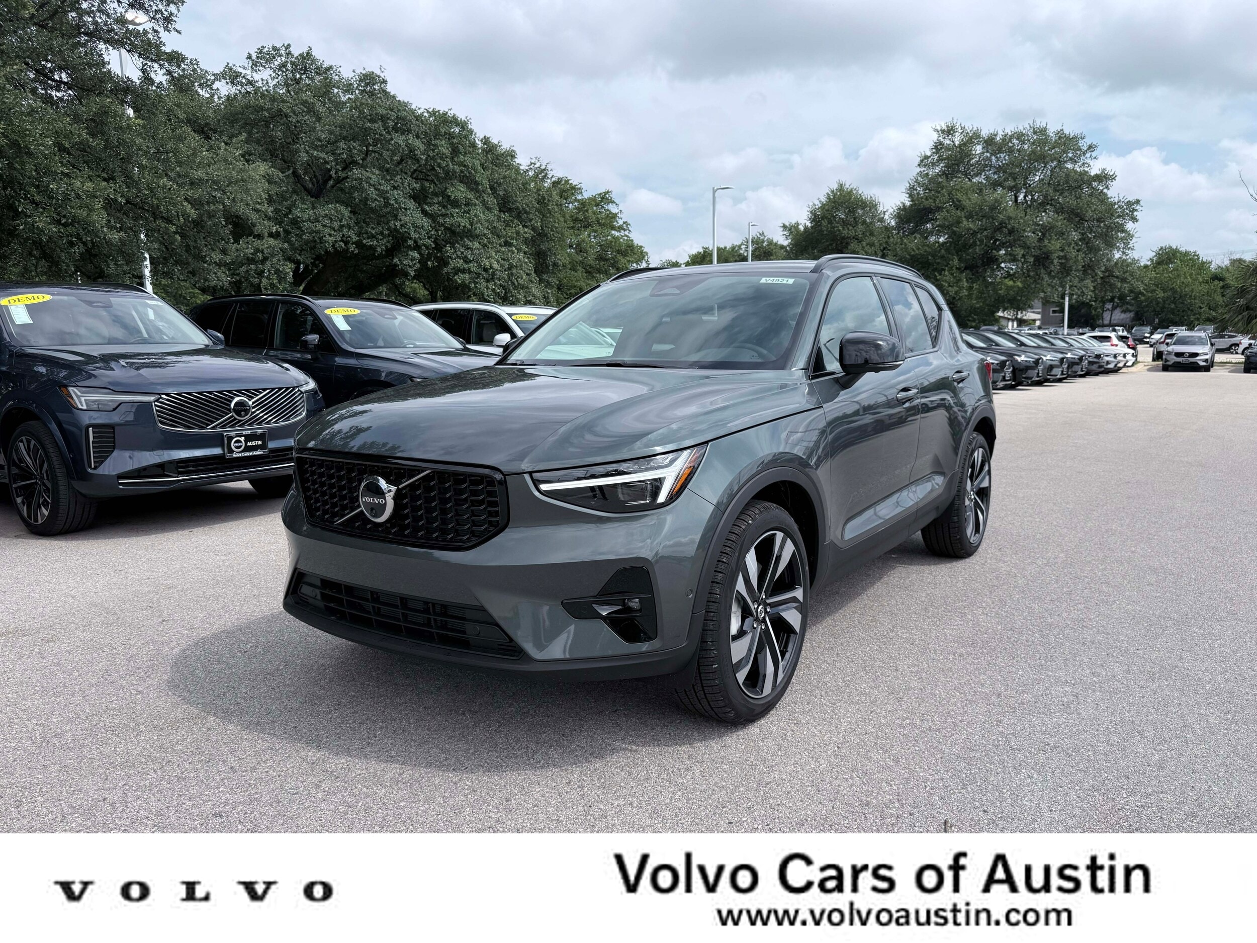 2026 Volvo XC40 B5 Plus Dark AWD's photo