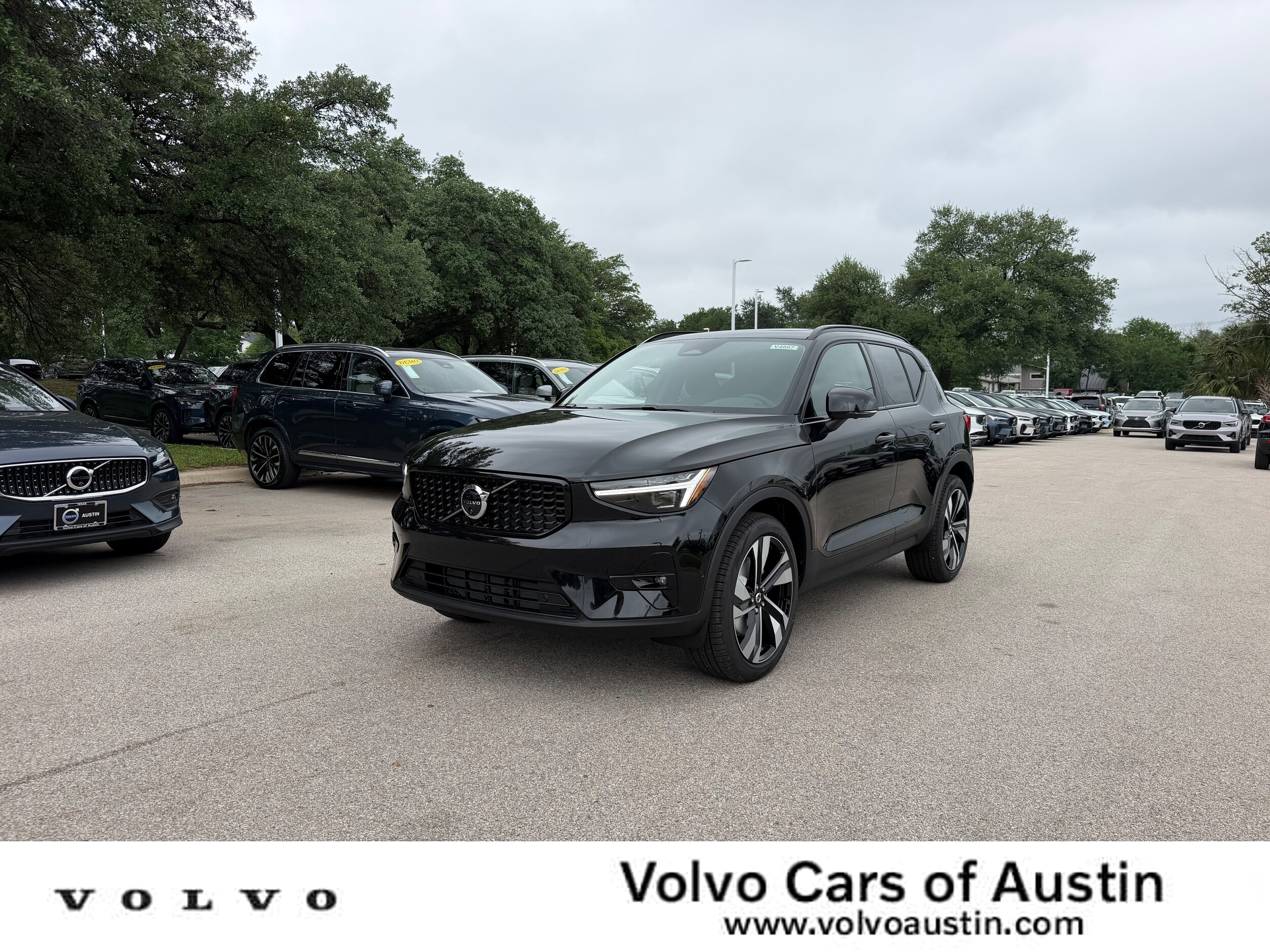 2026 Volvo XC40 B5 Ultra Dark AWD's photo