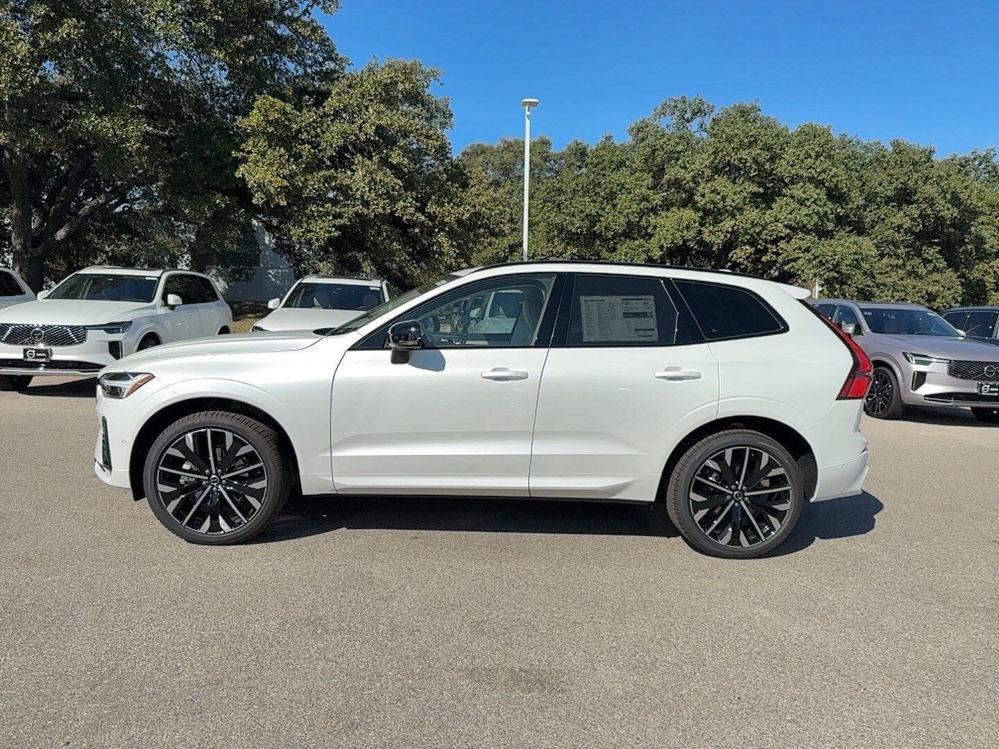 2026 Volvo XC60 B5 photo 3