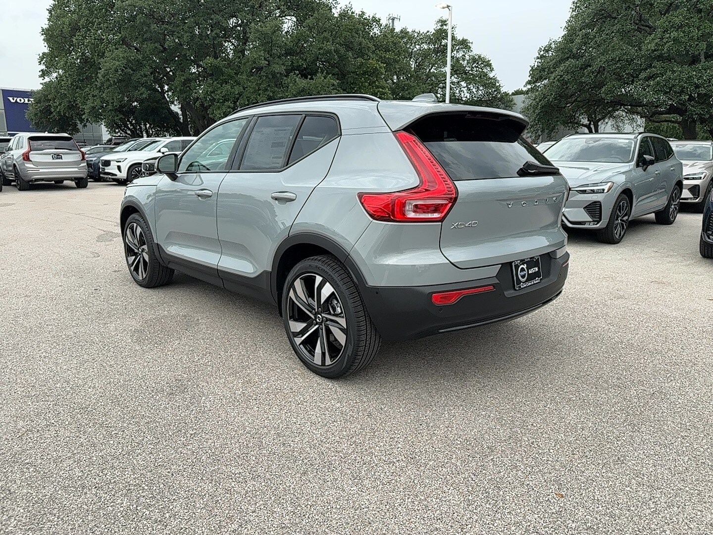 2025 Volvo XC40 photo 2