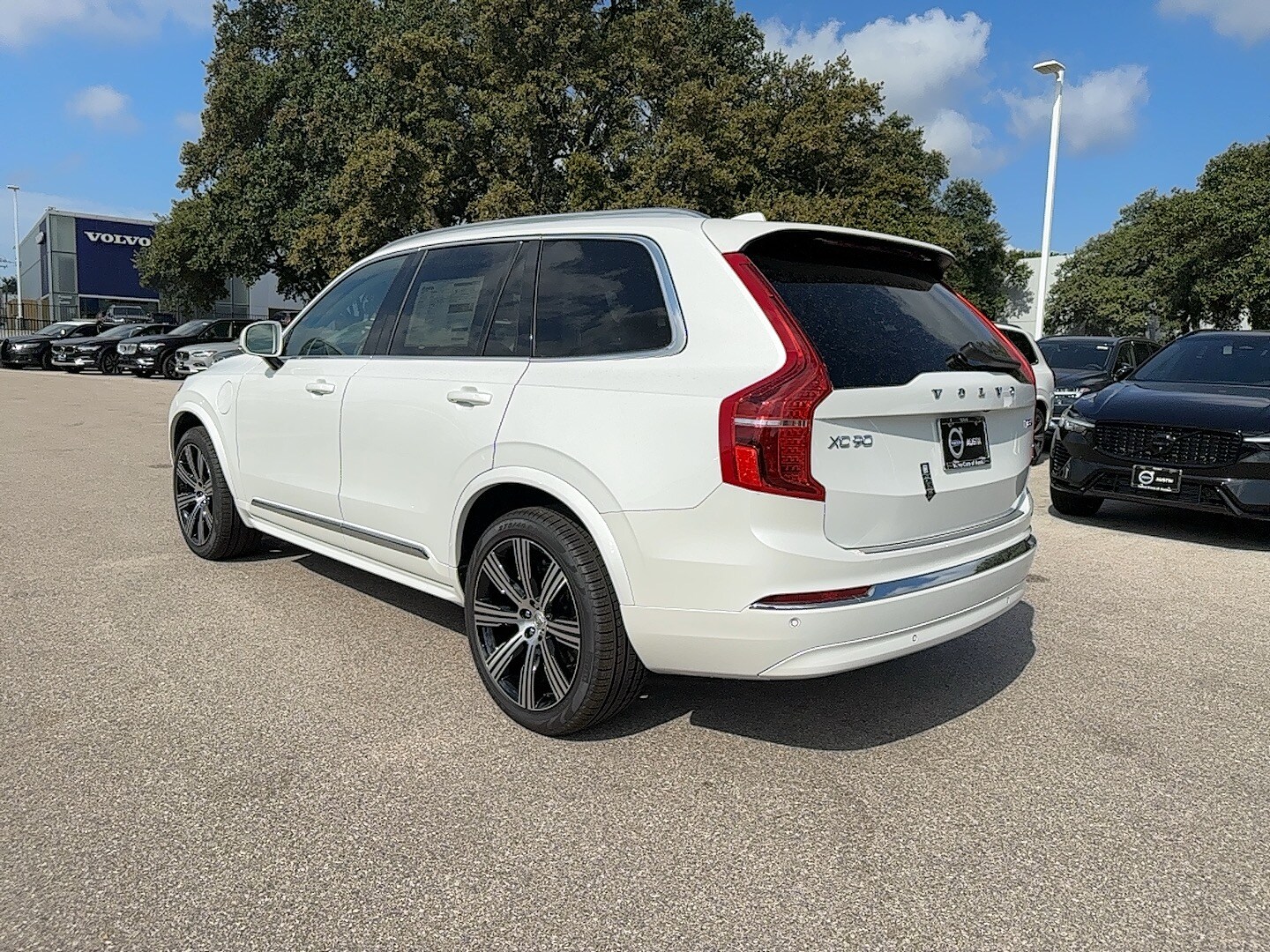 2025 Volvo XC90 Core T8 AWD photo 4