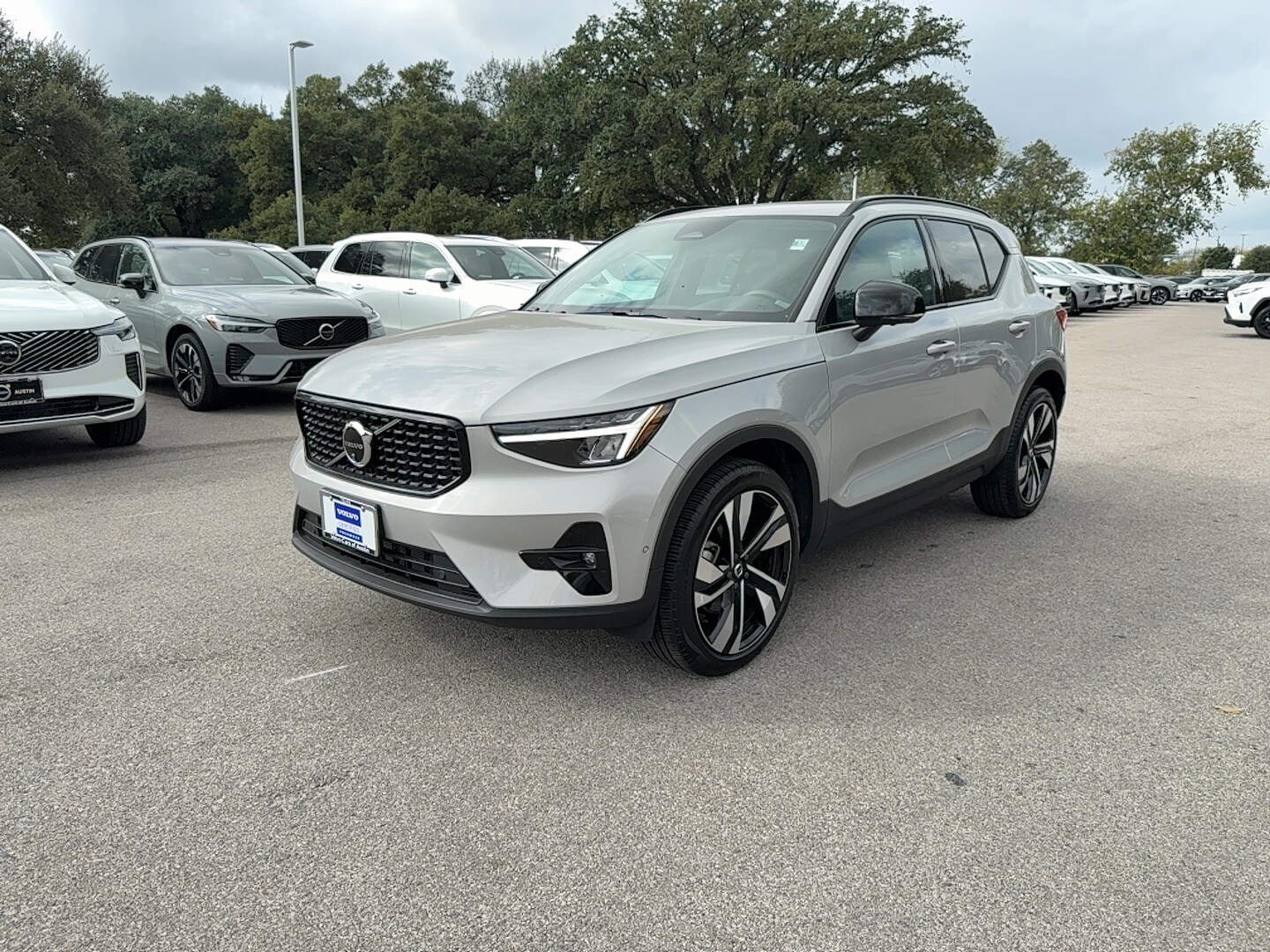 2025 Volvo XC40 Plus photo 2