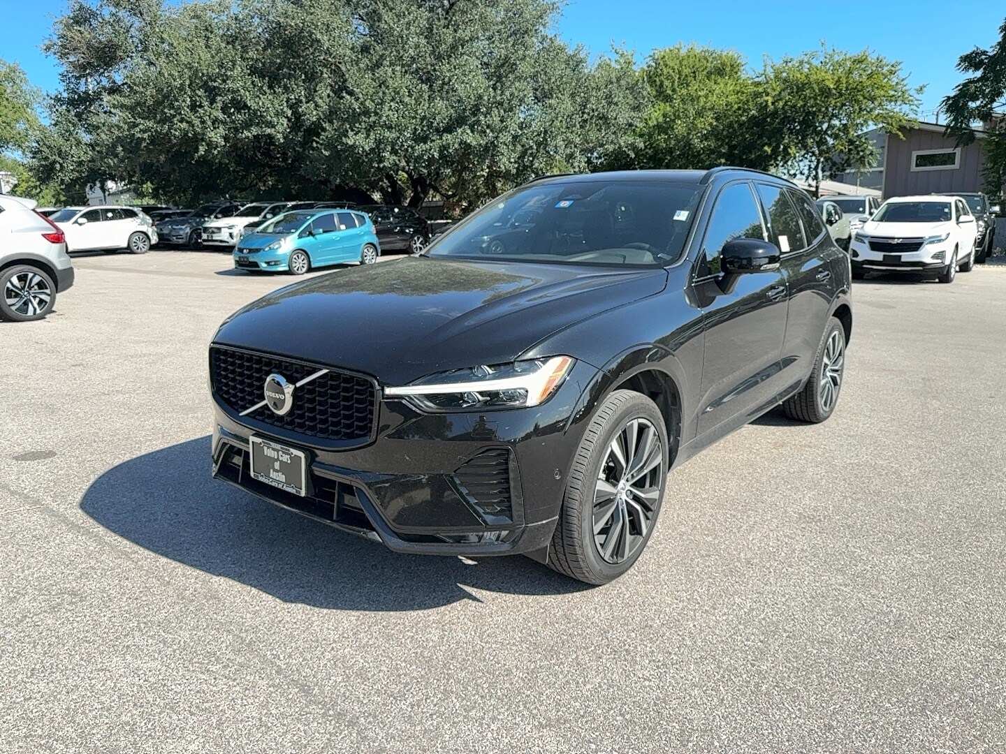 2023 Volvo XC60 B5 Plus photo 2