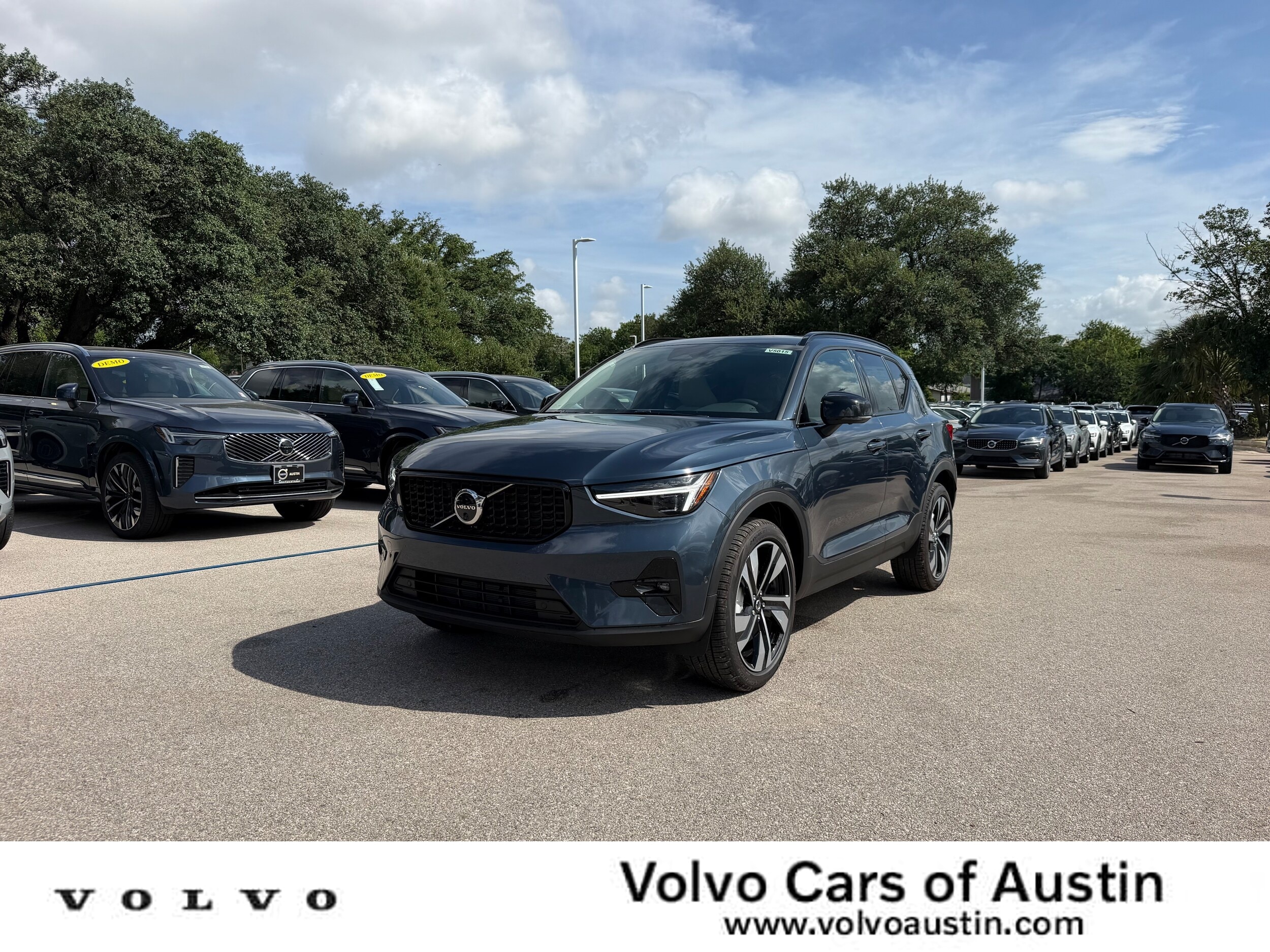 2026 Volvo XC40 B5 Ultra Dark AWD's photo