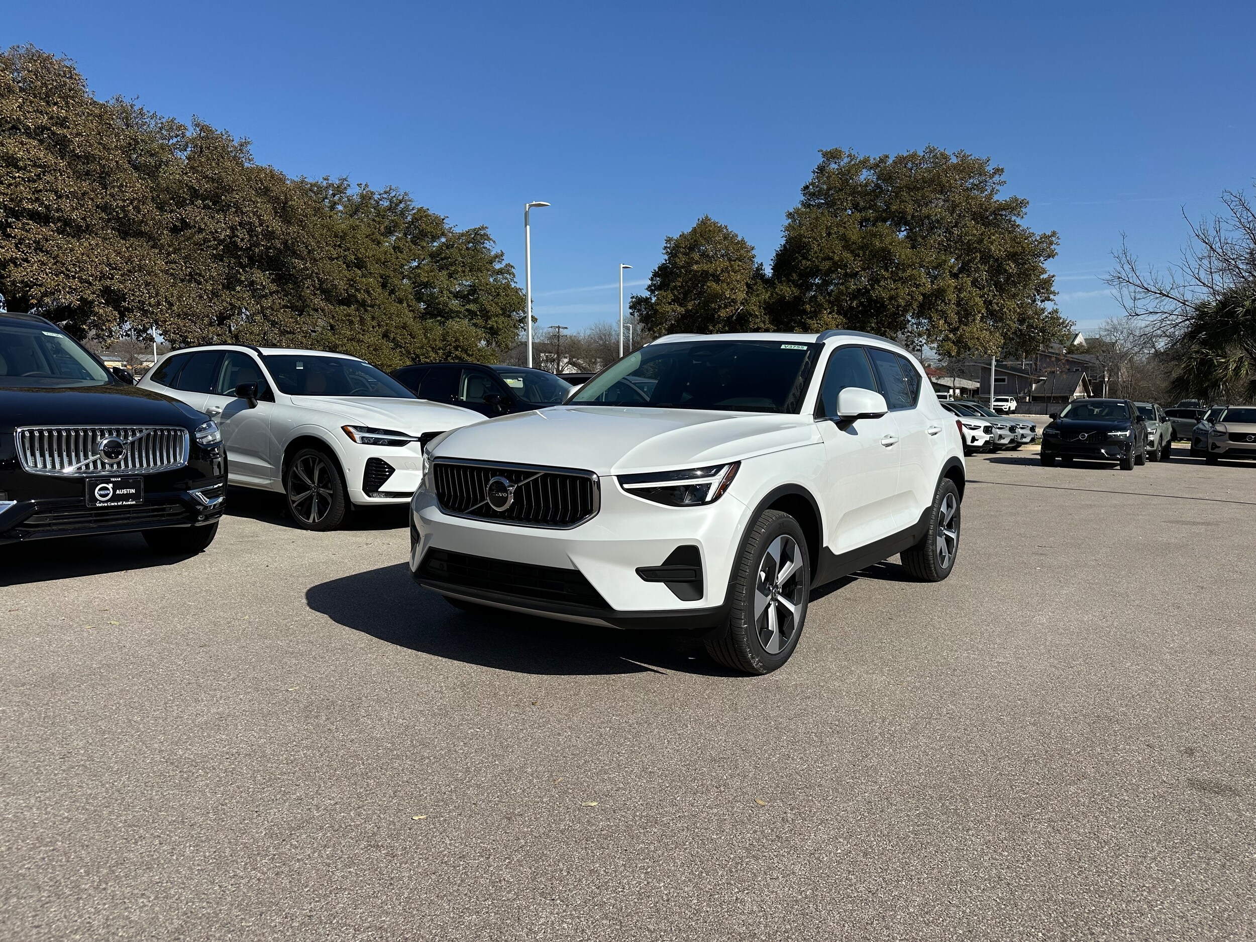 2025 Volvo XC40 Core photo 2