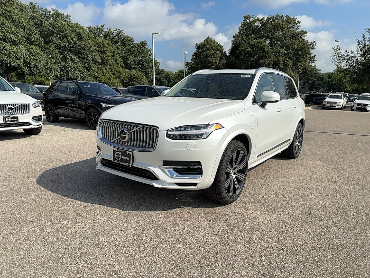 2025 Volvo XC90 Core T8 AWD photo 2