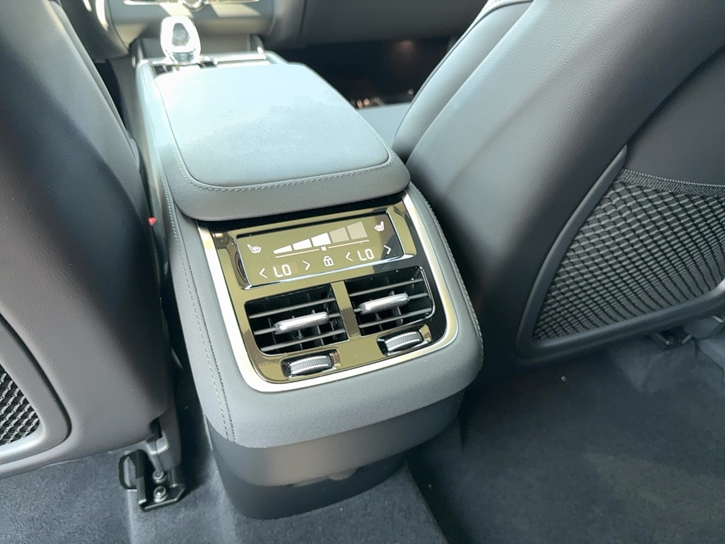 2025 Volvo XC90 Core - Photo 18