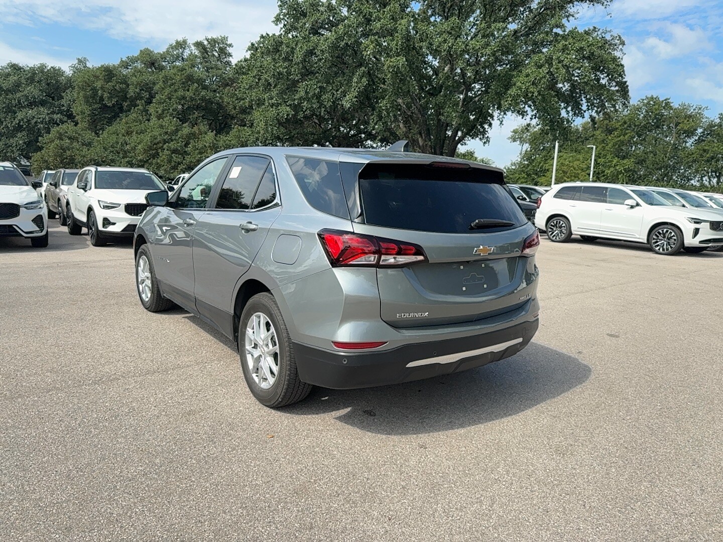 2023 Chevrolet Equinox LT photo 2