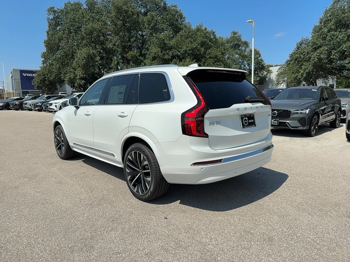 2025 Volvo XC90 Core photo 4