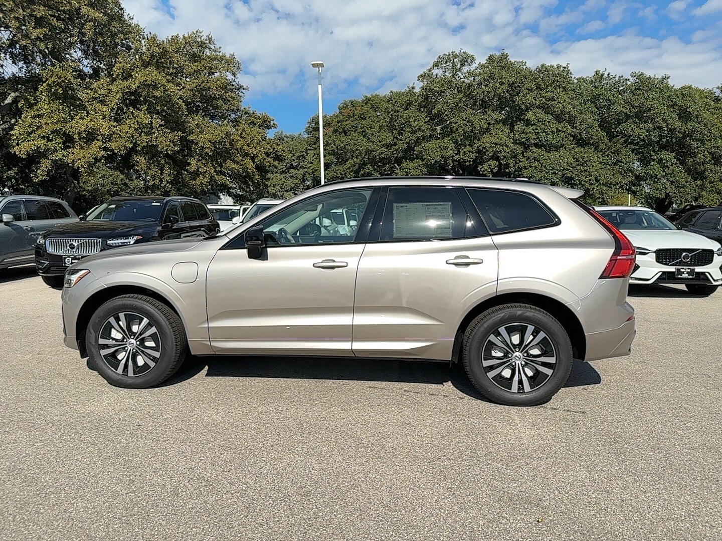 2025 Volvo XC60 Hybrid T8 Core photo 2