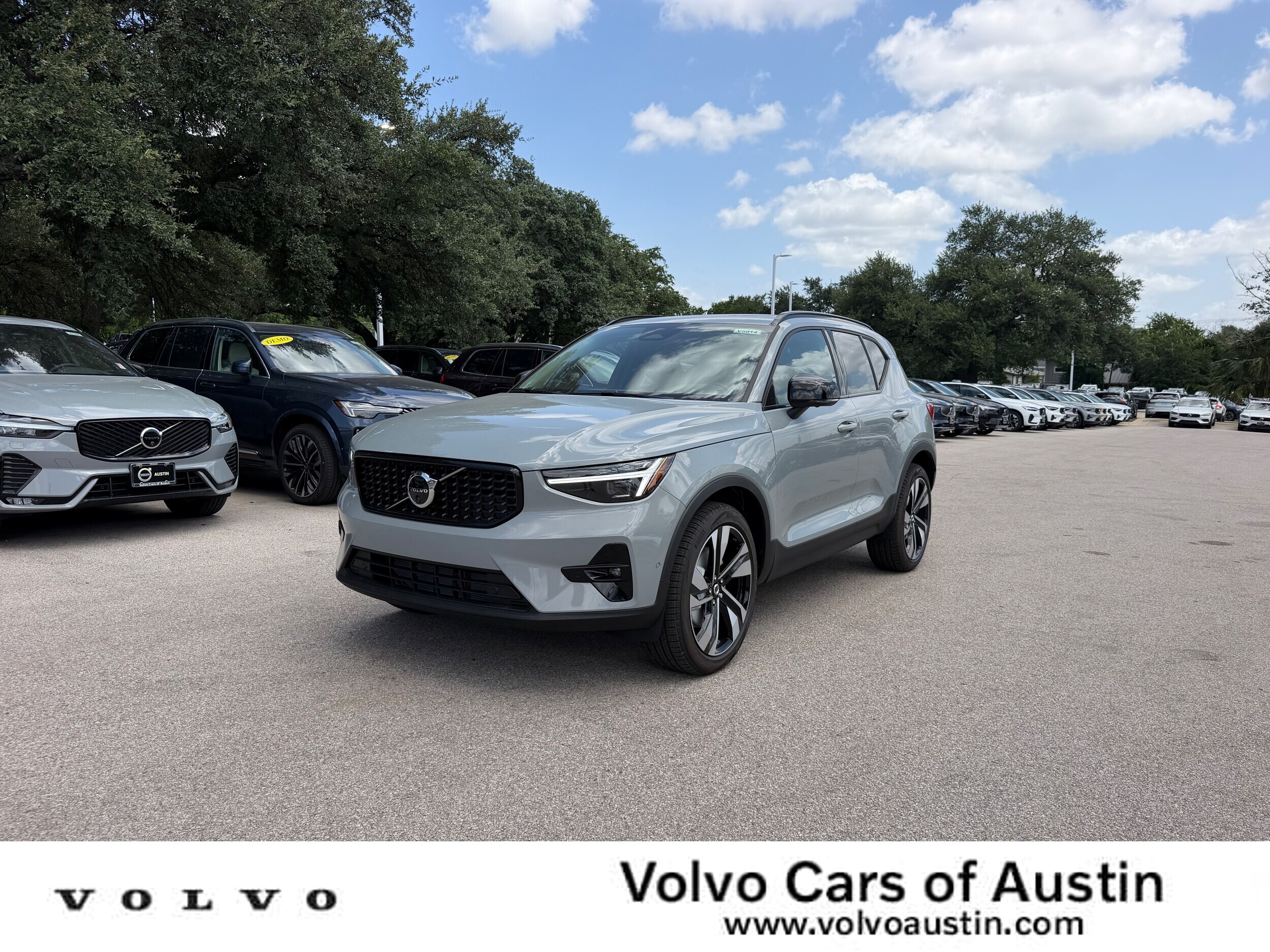 2026 Volvo XC40 B5 Ultra Dark AWD's photo