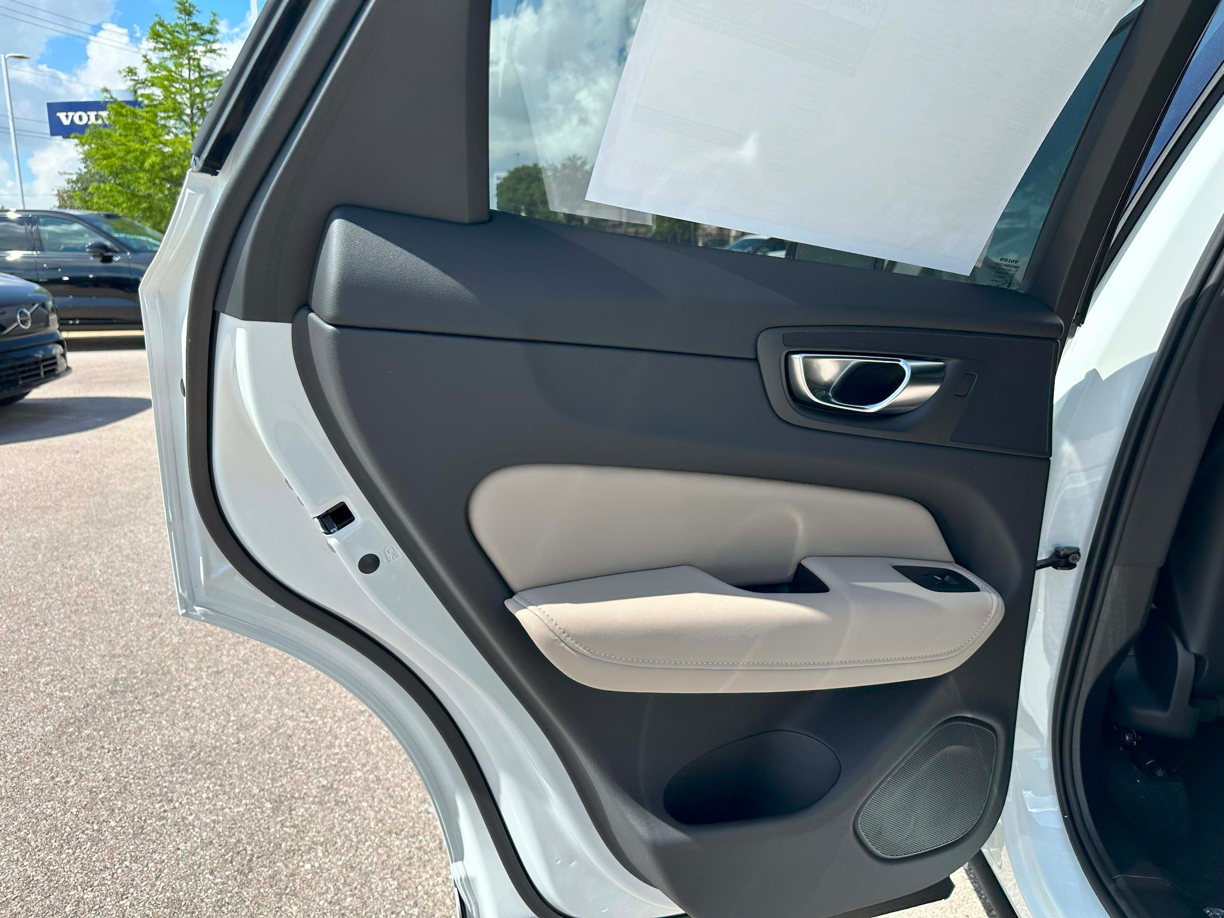 2026 Volvo XC60 Plus - Photo 13