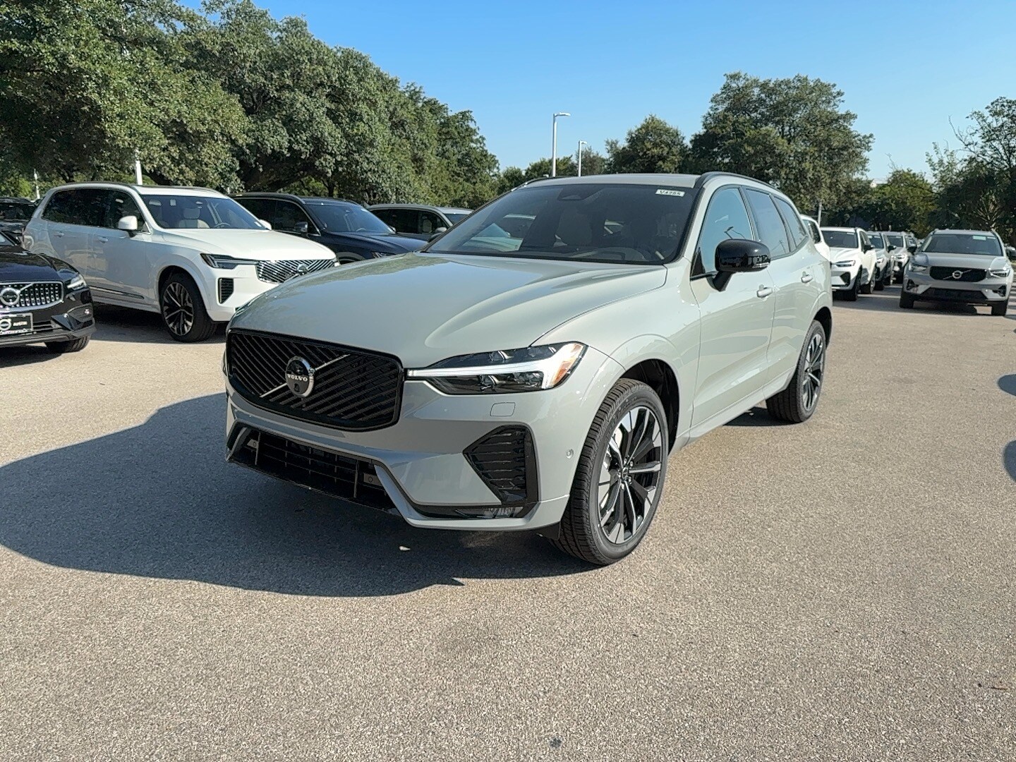 2026 Volvo XC60 Plus B5 photo 2