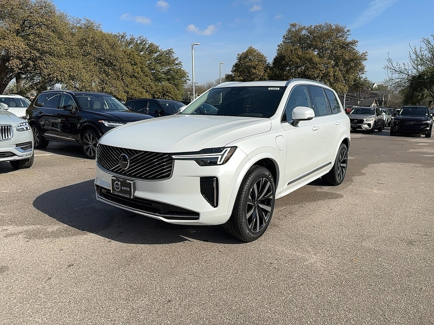 2025 Volvo XC90 Core T8 photo 2